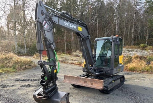 2021 - Volvo EC60E avec Tiltrotateur et Accessoires