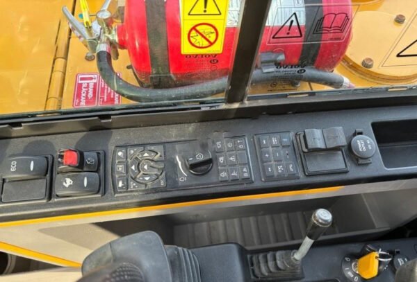 2021 - Volvo EC60E avec Tiltrotateur et Accessoires – Image 9