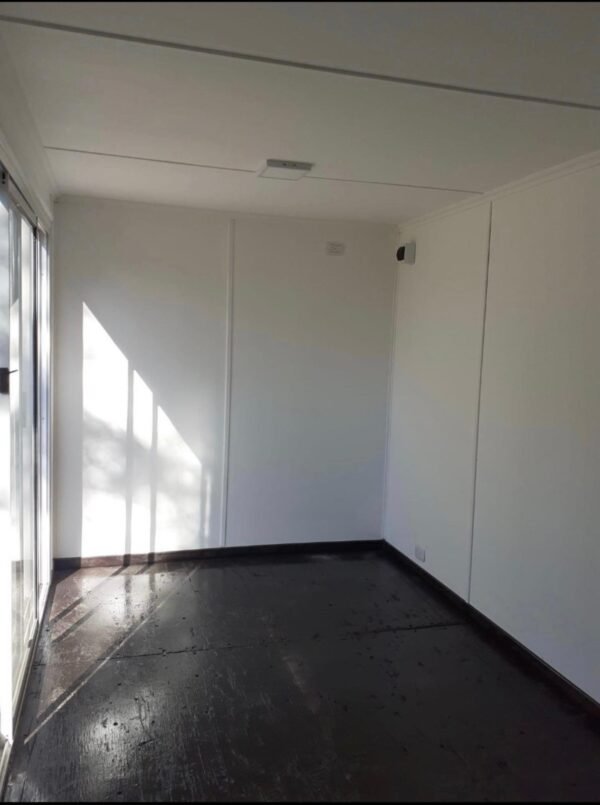 Conteneur de 20 Pieds avec Porte, Fenêtre et Salle de Bain KOMCF – Image 4