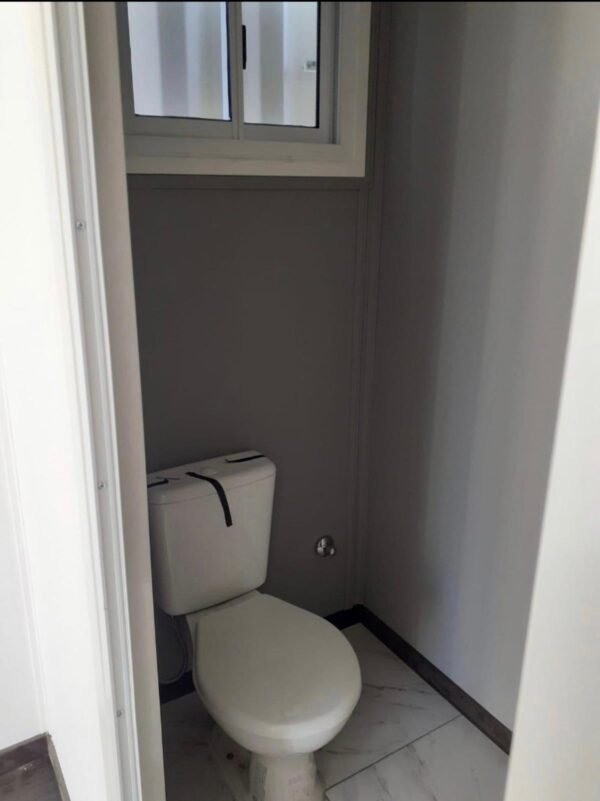 Conteneur de 20 Pieds avec Porte, Fenêtre et Salle de Bain KOMCF – Image 5