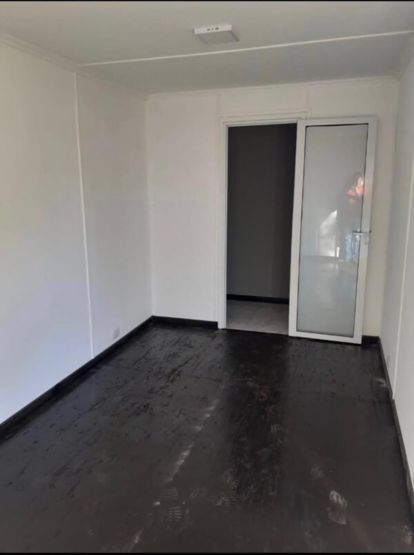 Conteneur de 20 Pieds avec Porte, Fenêtre et Salle de Bain KOMCF – Image 6