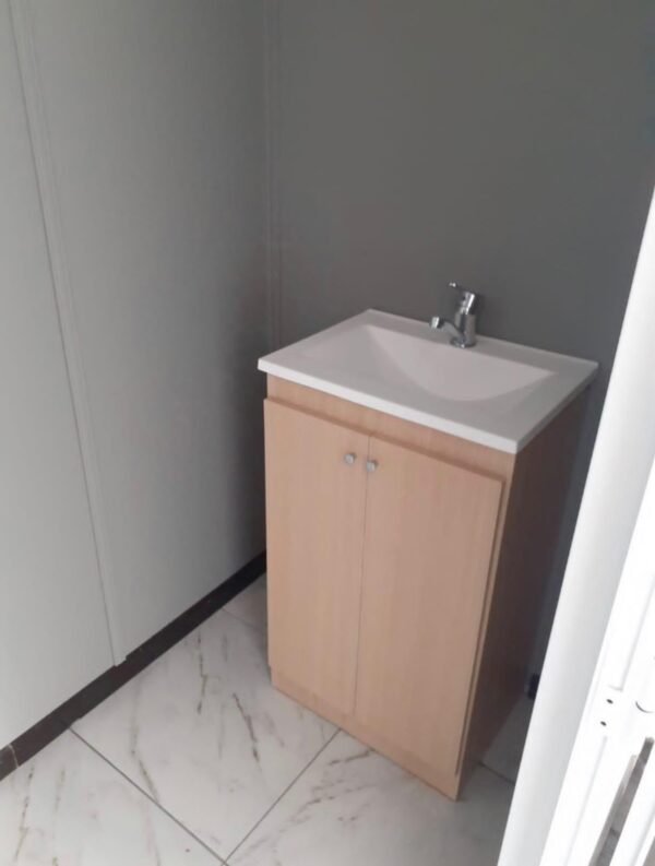 Conteneur de 20 Pieds avec Porte, Fenêtre et Salle de Bain KOMCF – Image 7