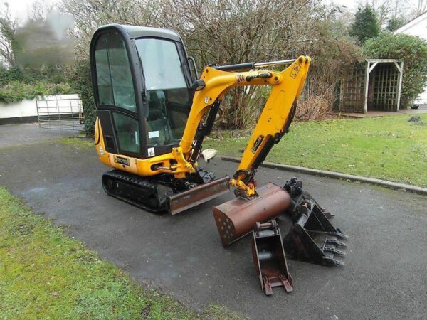 Mini-Pelle JCB 8016 CTS – 2011 + 4 Godets