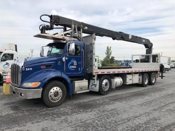 Peterbilt 384 2011 – Camion Plateau avec Grue Hiab 335 K4