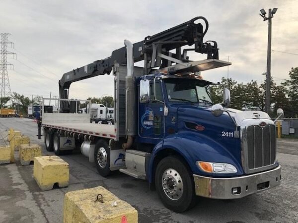 Peterbilt 384 2011 – Camion Plateau avec Grue Hiab 335 K4 – Image 3